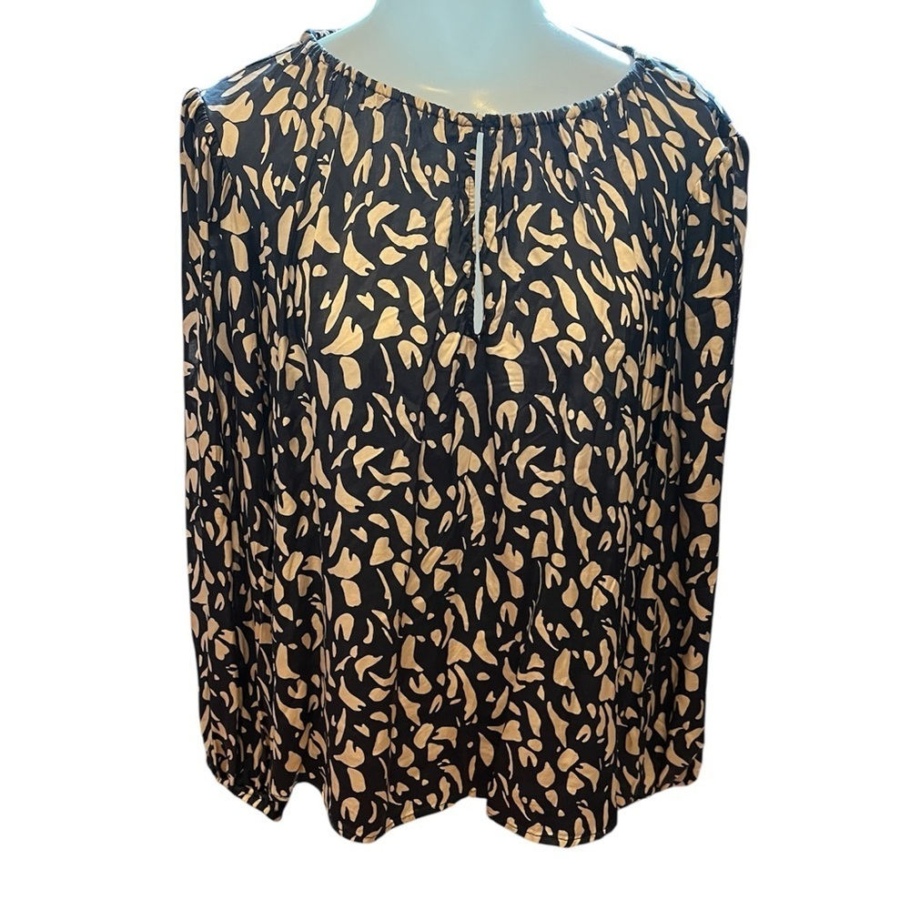 Velvet by Graham & Spencer Kate Navy and Cream Patterned Blouse size M